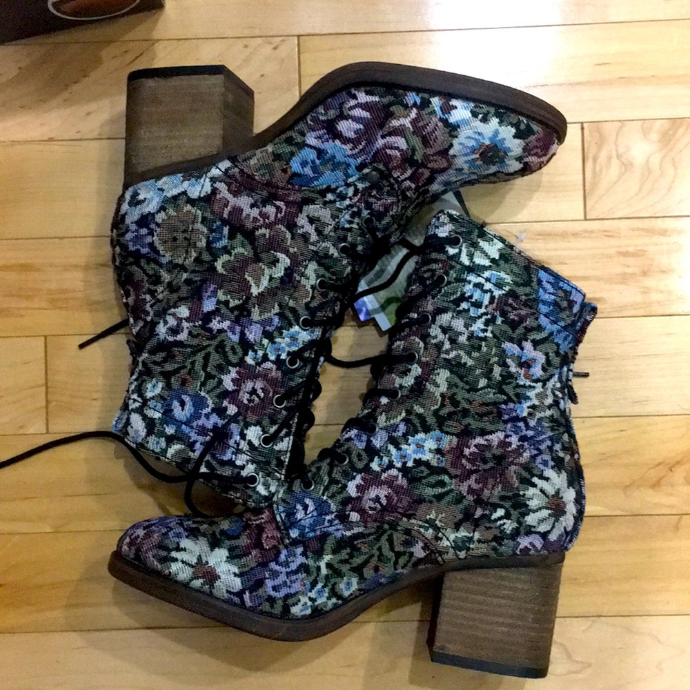Floral boots in 📦. Comfy & warm. 3” heel.